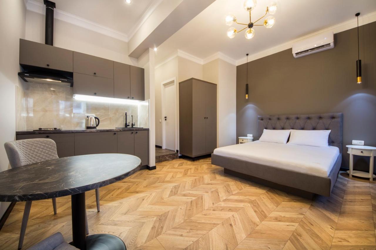 DayFlat Apartments on Mykhailivs'ka Kiev Exteriör bild